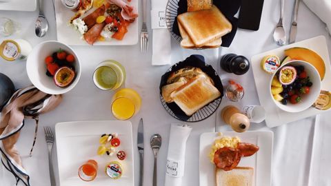 Le brunch de 11h : une solution qui séduit un nombre croissant de travailleurs.Pexels J.Aagaard